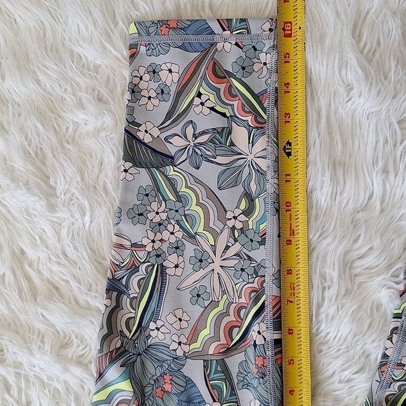 Victoria’s Secret Sport Knockout Vibrant Floral Capri Leggings - Picture 13 of 13